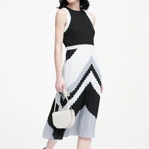 Banana Republic Chevron Pleated Midi Dress Size 0
